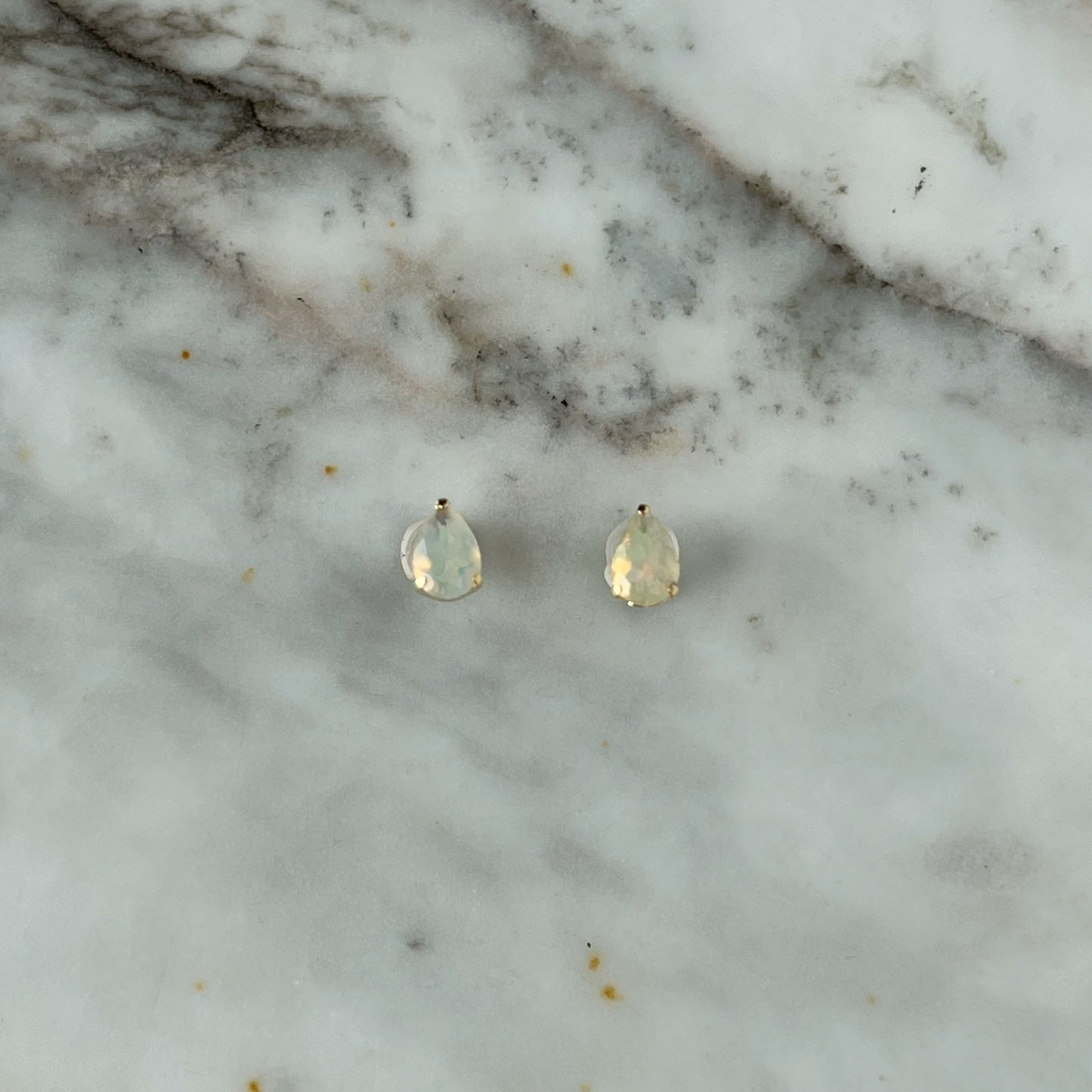 Aretes en oro 18k amarillo con Opalo