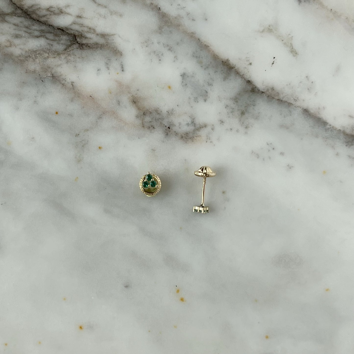Aretes tres circonitas verdes mini en oro de 14k con tope ortopédico