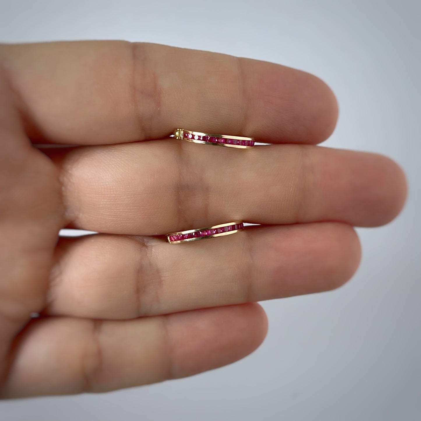Argollas con Zirconitas rojas en oro 14 K