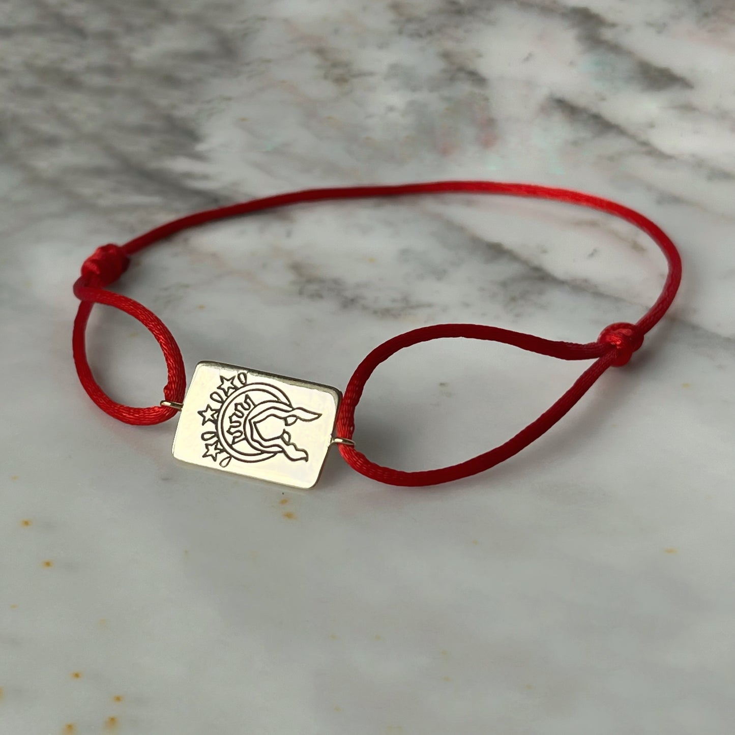 Pulsera de cordón con escapulario rectangular en oro 14k