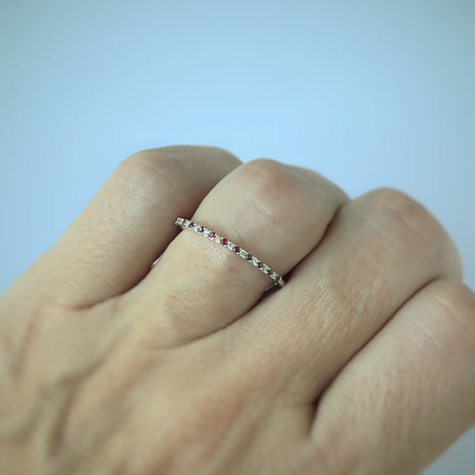 Anillo finito en oro blanco de 14k con rubíes y diamantes 0.06ctw