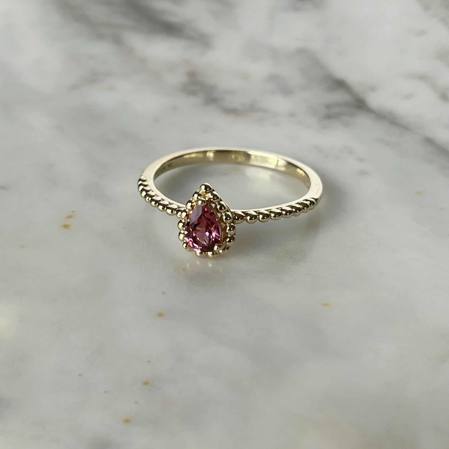 Anillo en oro amarillo 10k de bolitas con turmalina