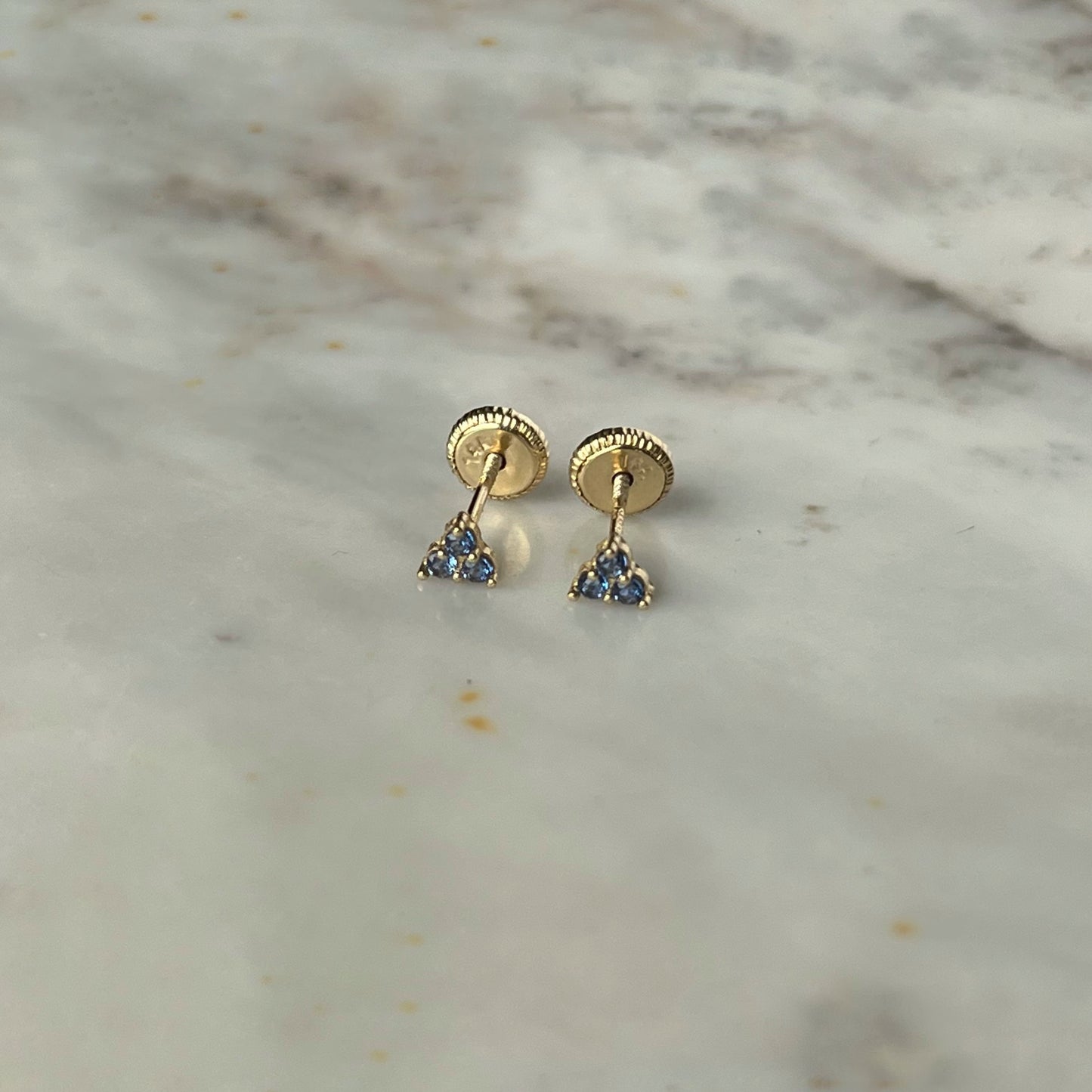 Aretes tres circonitas celestes de mini en oro de 14k con tope ortopédico