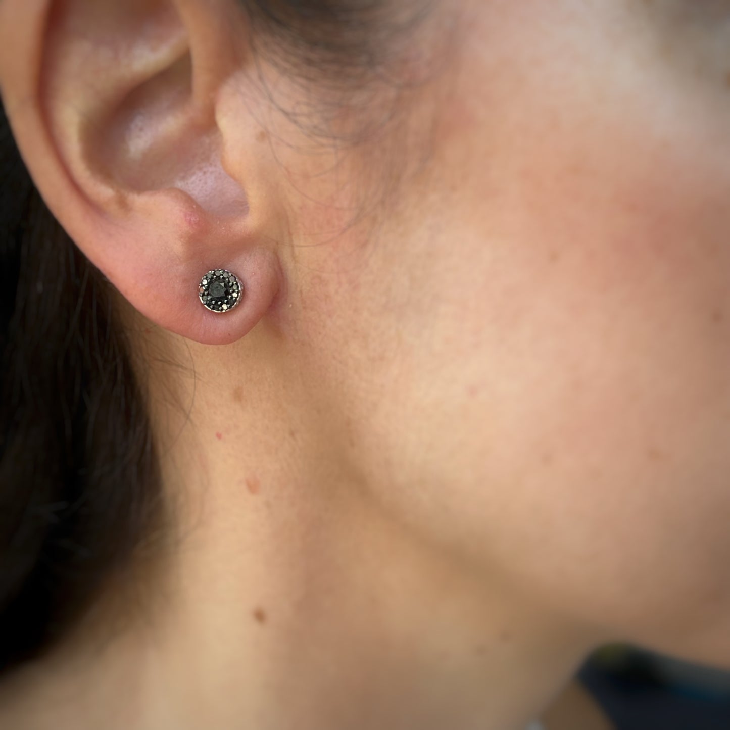 Aretes de plata con diamantes negros y halo 0.50ct