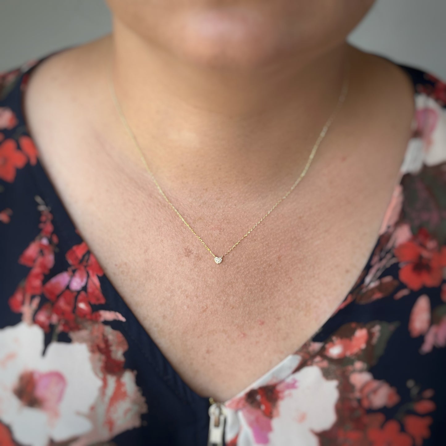 Collar en oro amarillo de 10k con corazón de diamantes 0.05ctw
