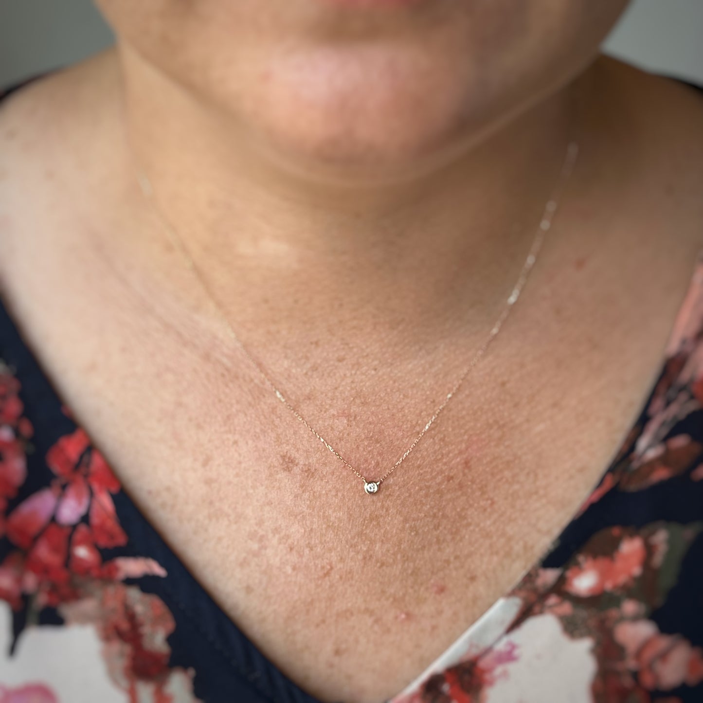 Collar en oro rosa 14k con diamante biselado 0.05ctw