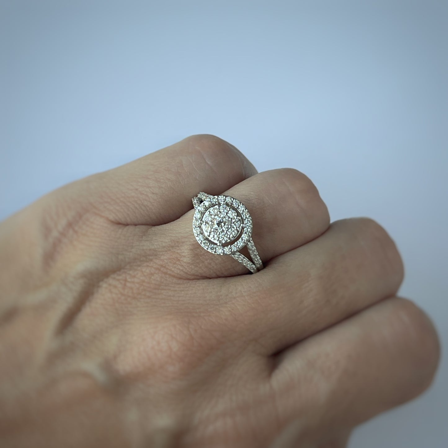 Anillo en oro blanco 10k con doble halo de diamantes de laboratorio 0.75ctw