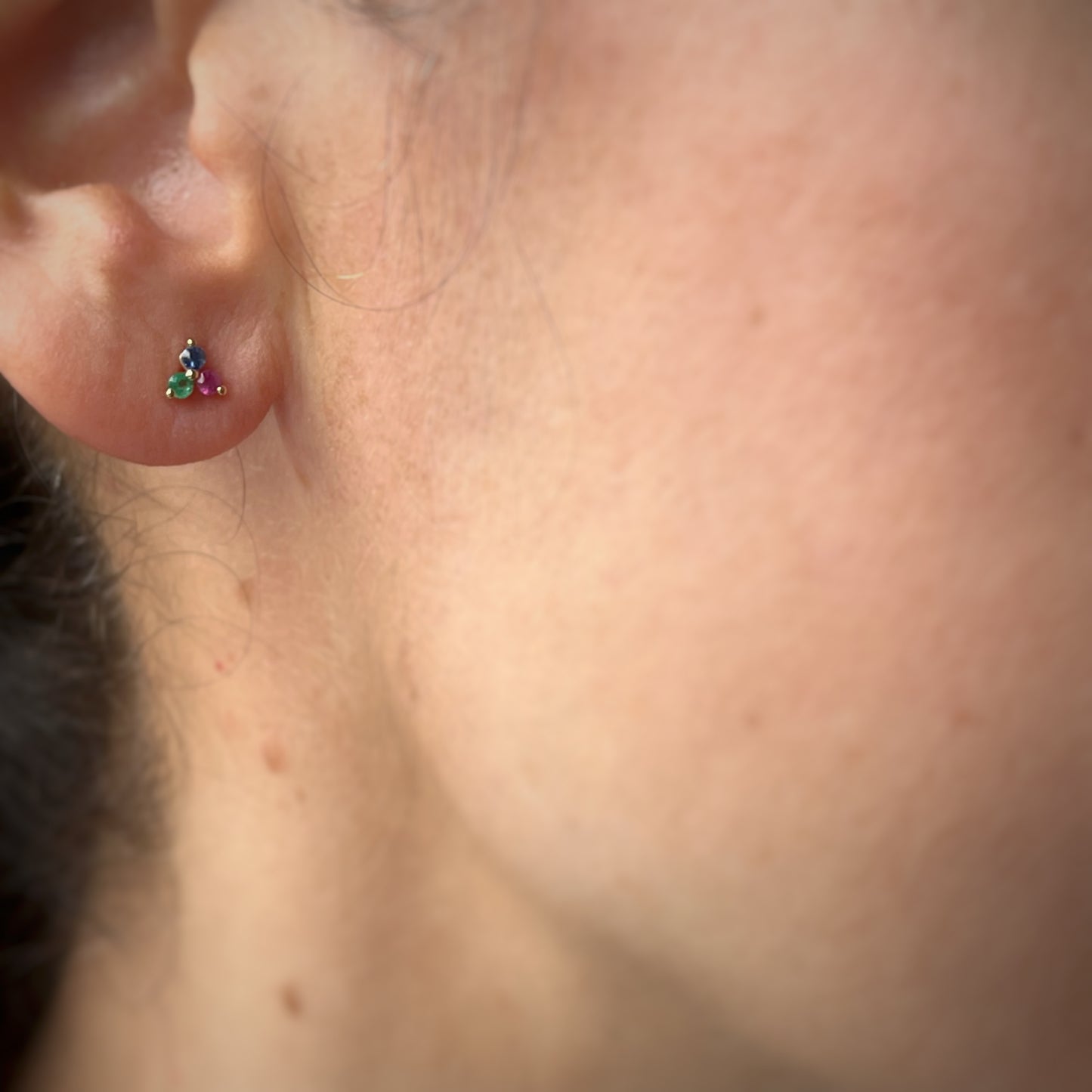 Aretes de tres piedras con zafiro, esmeralda y rubí en oro amarillo de 14k
