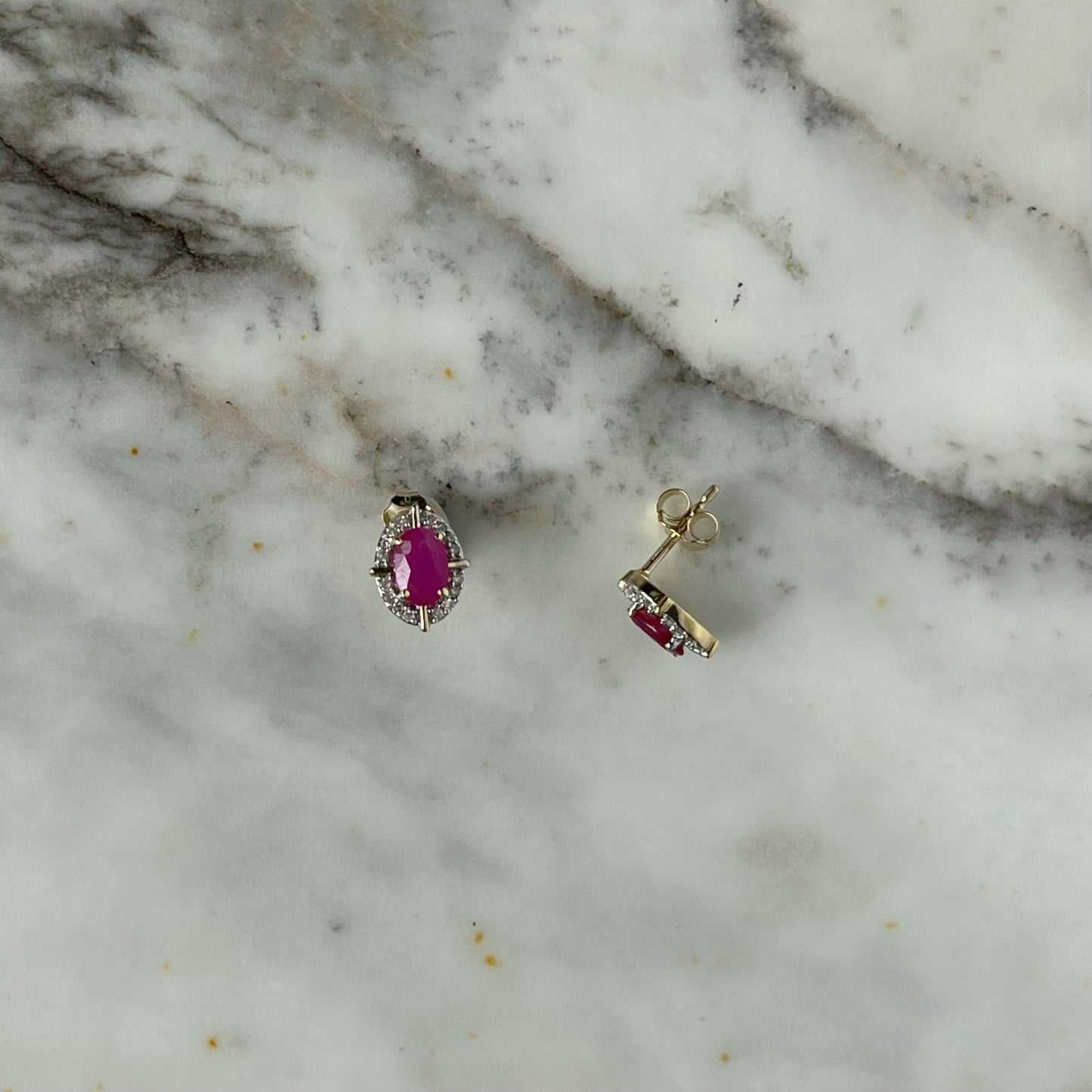 Aretes en oro amarillo 10k con rubí y halo de diamantes 0.10ctw y líneas de oro