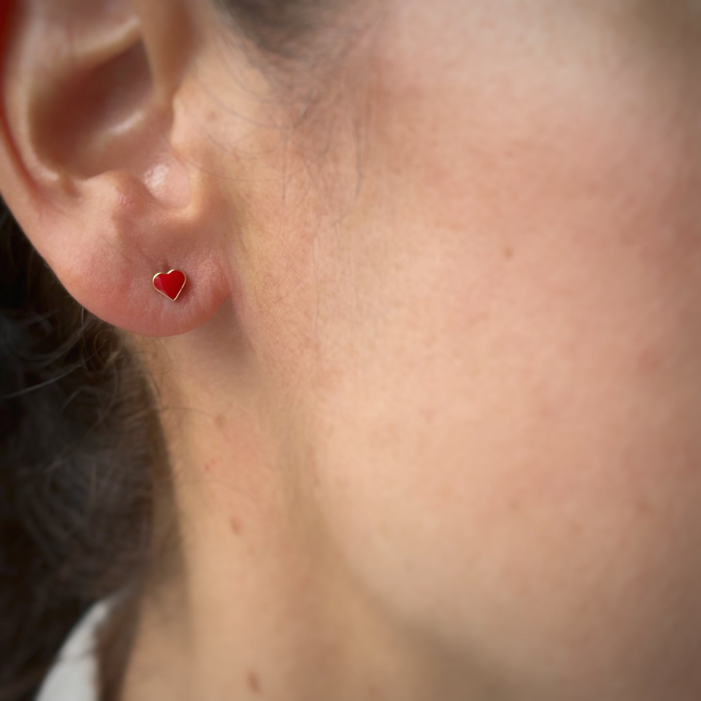 Arete con corazón esmaltado rojo en oro amarillo de 14k con tope ortopédico