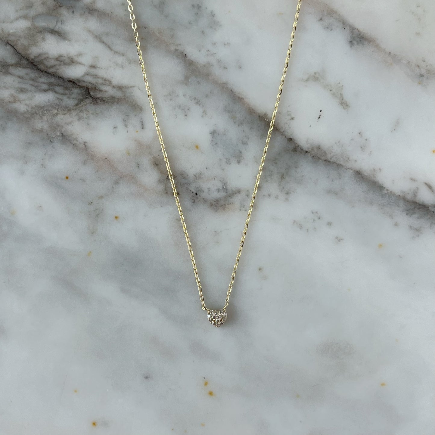 Collar en oro amarillo de 10k con corazón de diamantes 0.05ctw