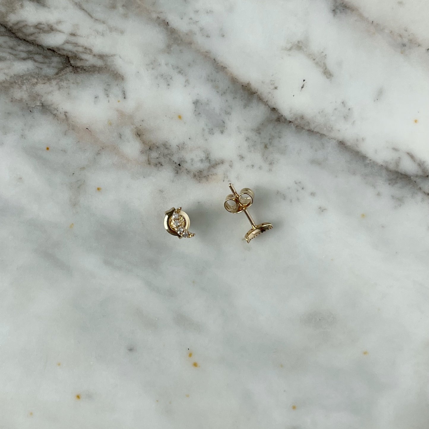 Aretes lunita de diamantes 0.06ctw en oro amarillo de 14k