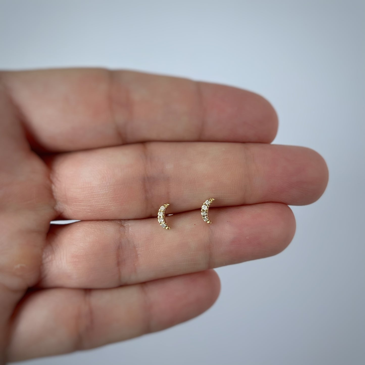 Aretes lunita de diamantes 0.06ctw en oro amarillo de 14k