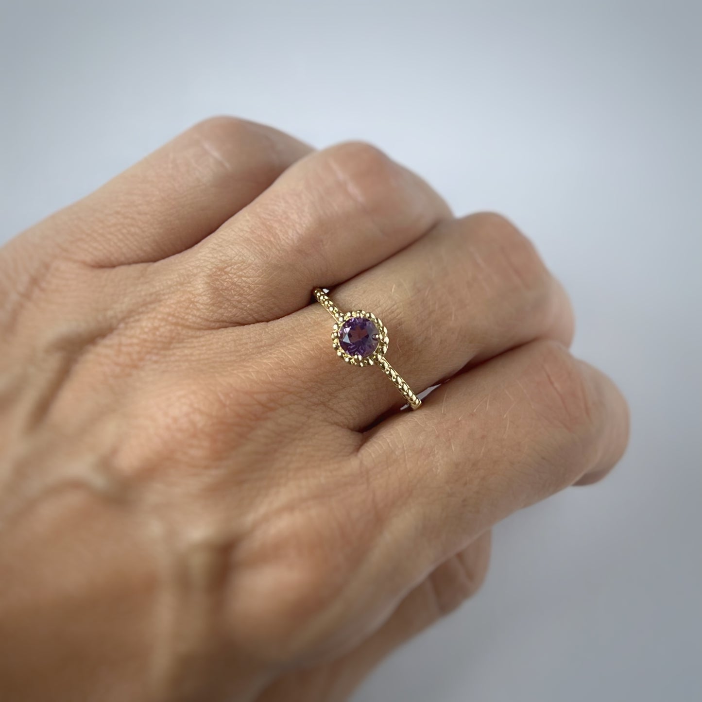 Anillo en oro amarillo 10k de bolitas y amatista