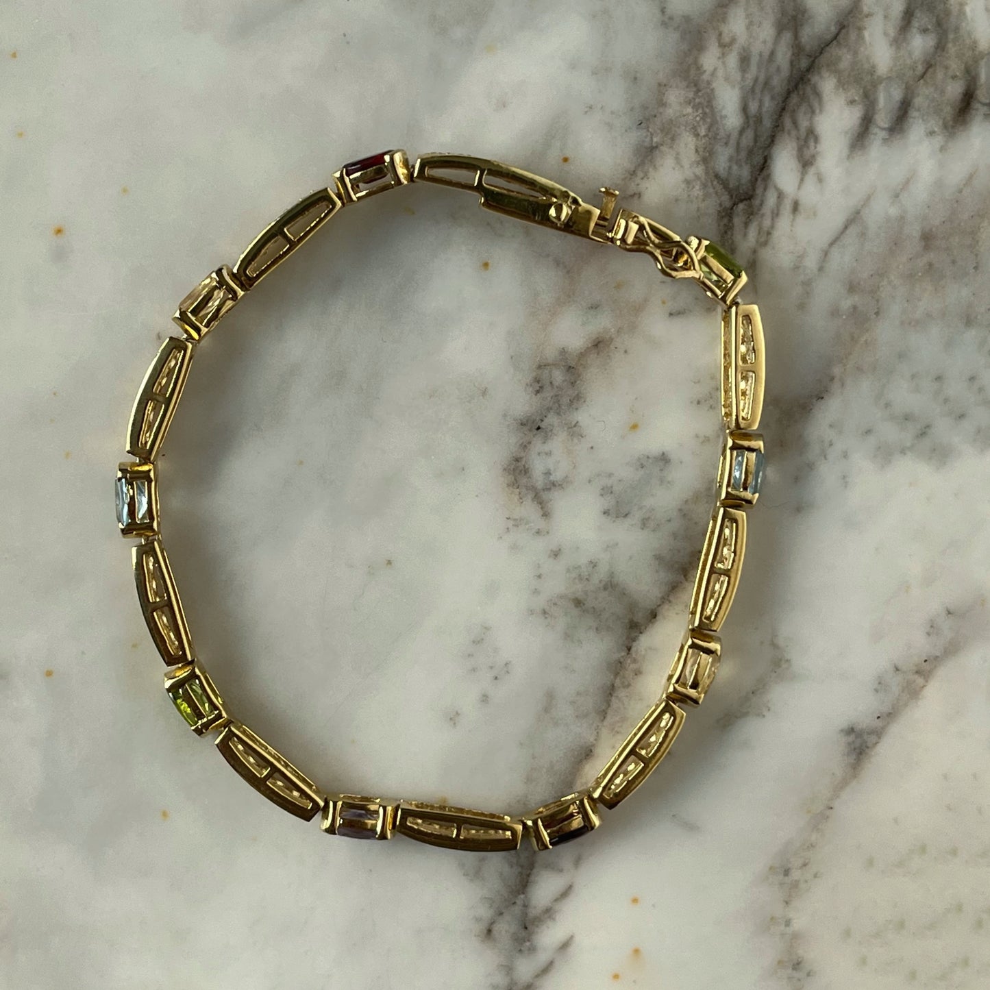 Pulsera de plata con baño de oro amarillo y piedras de colores