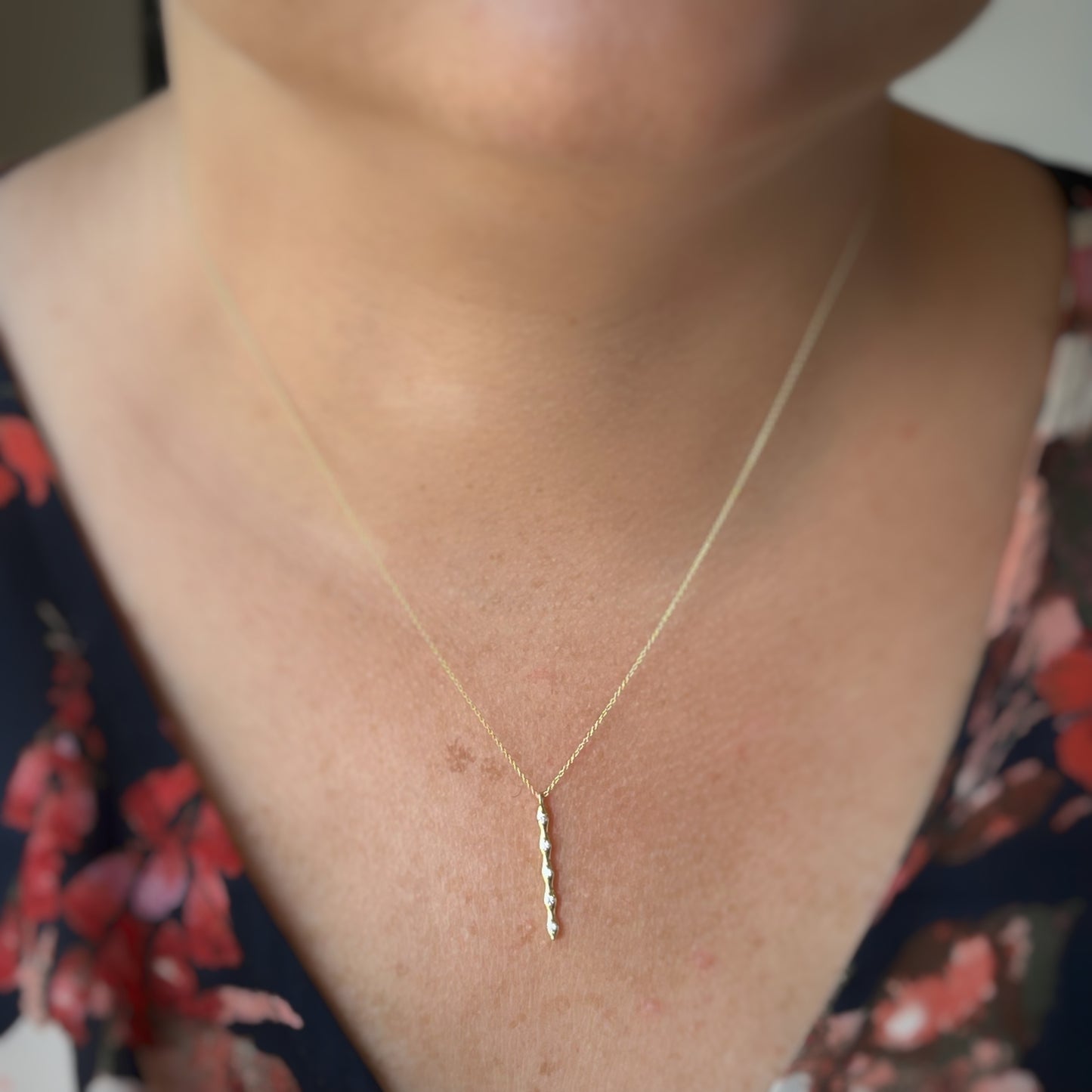Collar en oro amarillo 14k con barra colgante de diamantes 0.06ctw