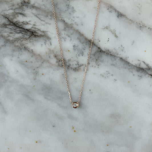 Collar en oro rosa 14k con diamante biselado 0.05ctw