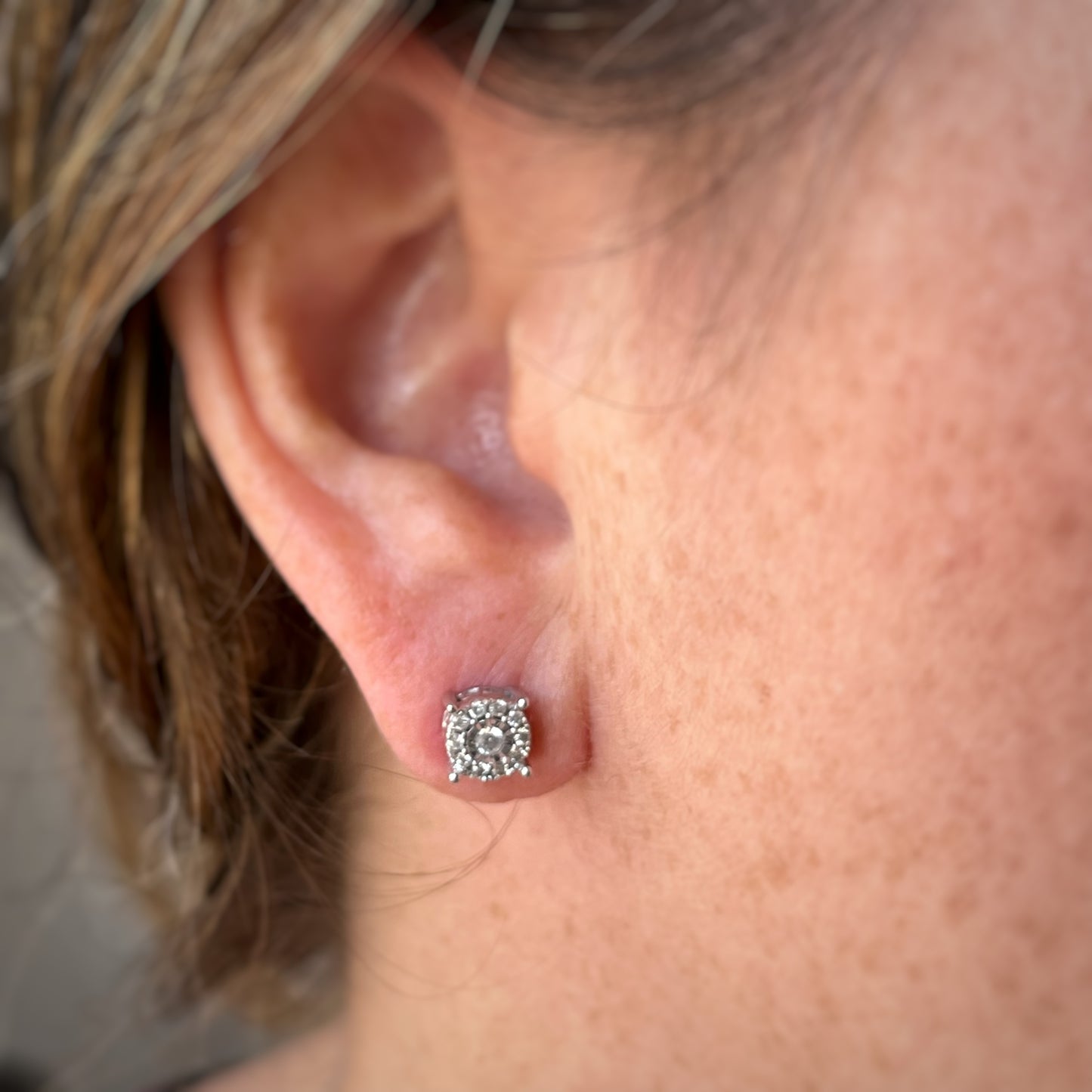 Aretes redondos de 0.25ctw de diamantes con halo en oro blanco de 10k