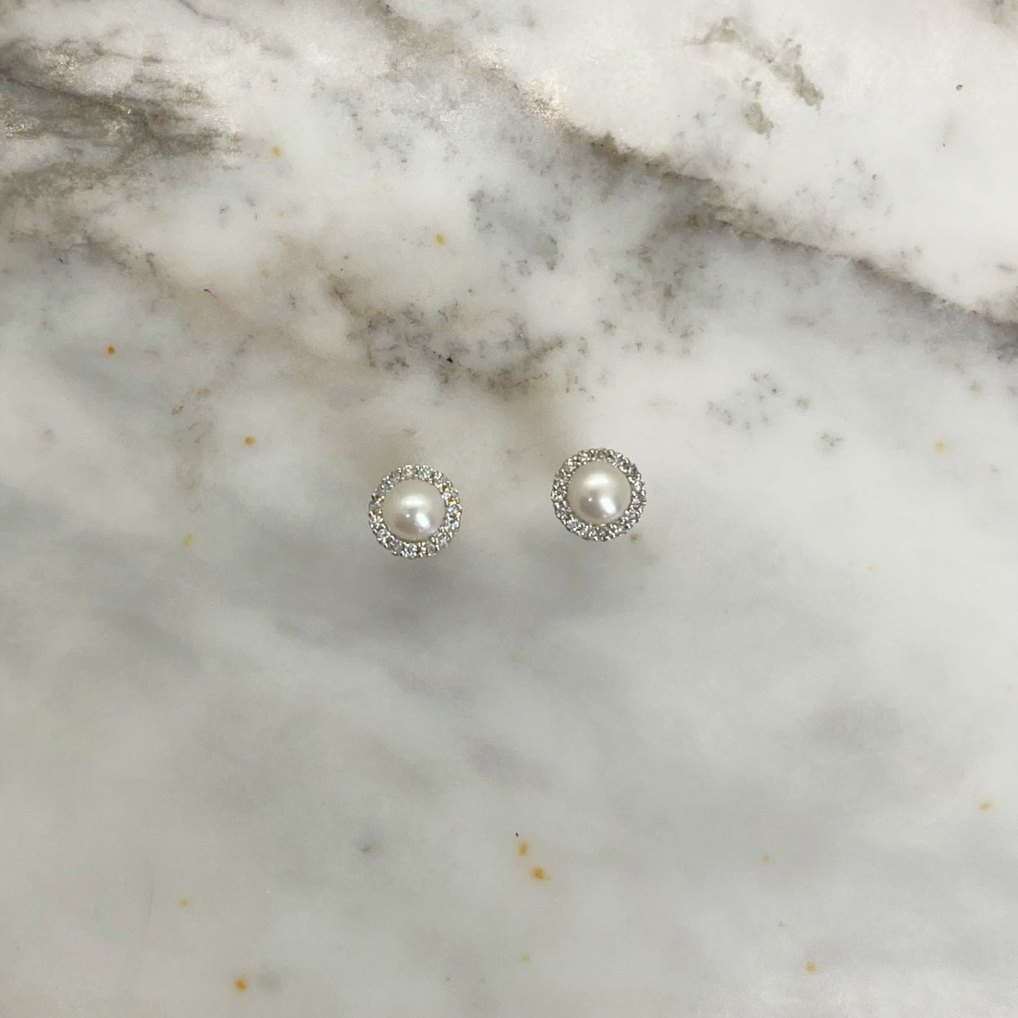 Aretes en oro amarillo 10k con perla y halo de diamantes 0.10ctw