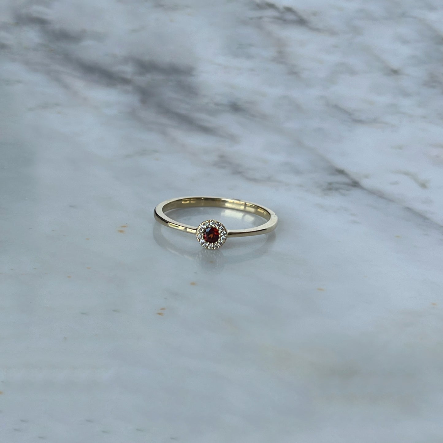 Anillo en oro amarillo 10k con granate y halo de diamantes 0.04ctw