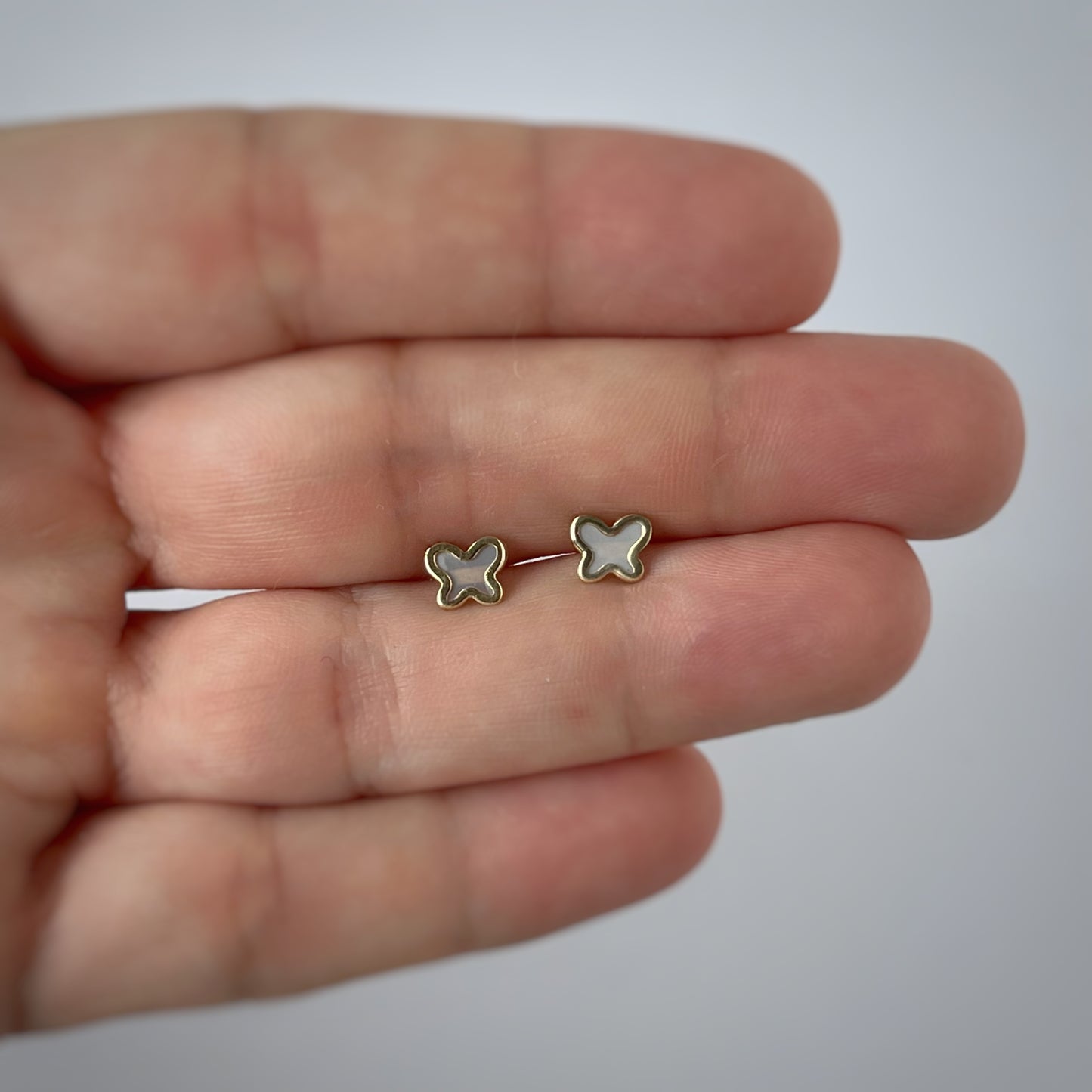 Aretes mariposa en madre perla con borde de oro de 14k con tope ortopédico