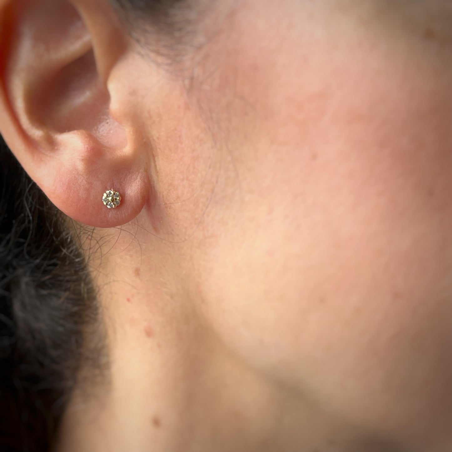 Arete piercing single con circonitas en flor en oro amarillo de 14k