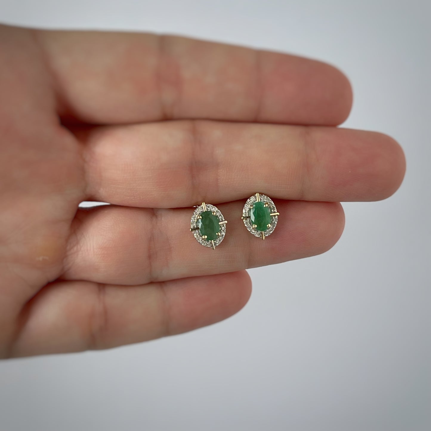 Aretes en oro amarillo 10k con esmeralda y halo de diamantes 0.10ctw y líneas de oro
