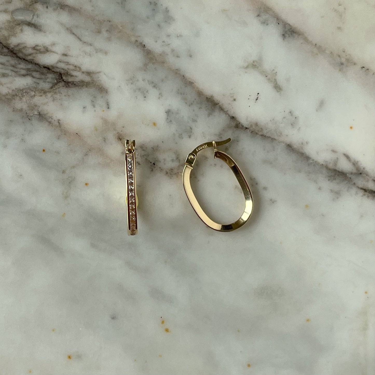 Argollas ovaladas con circonitas en oro amarillo 14k