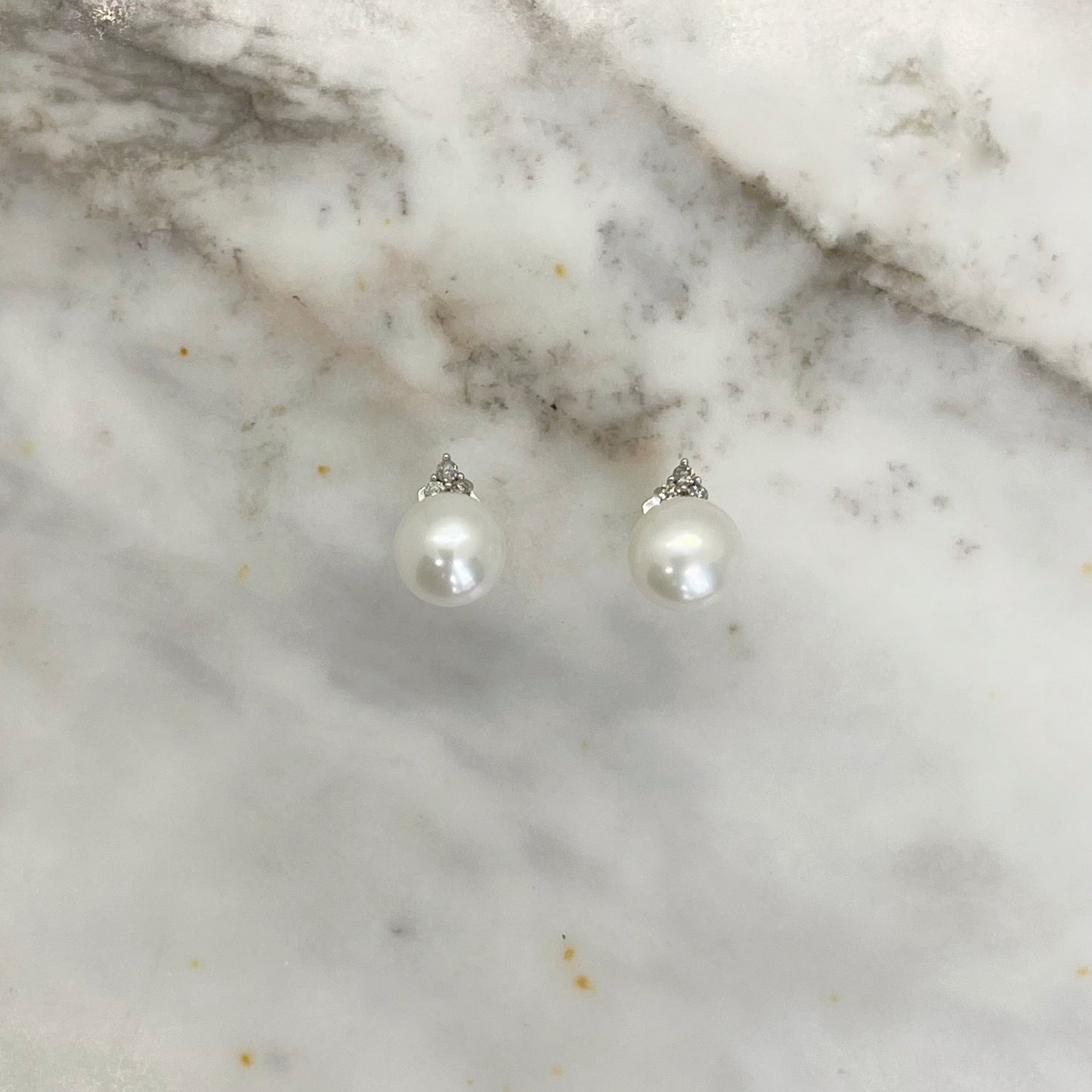 Aretes en oro 10k blanco con perla y 3 diamantes 0.06ctw