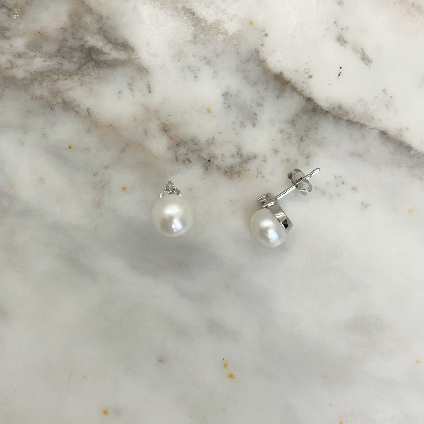 Aretes en oro 10k blanco con perla y 3 diamantes 0.06ctw