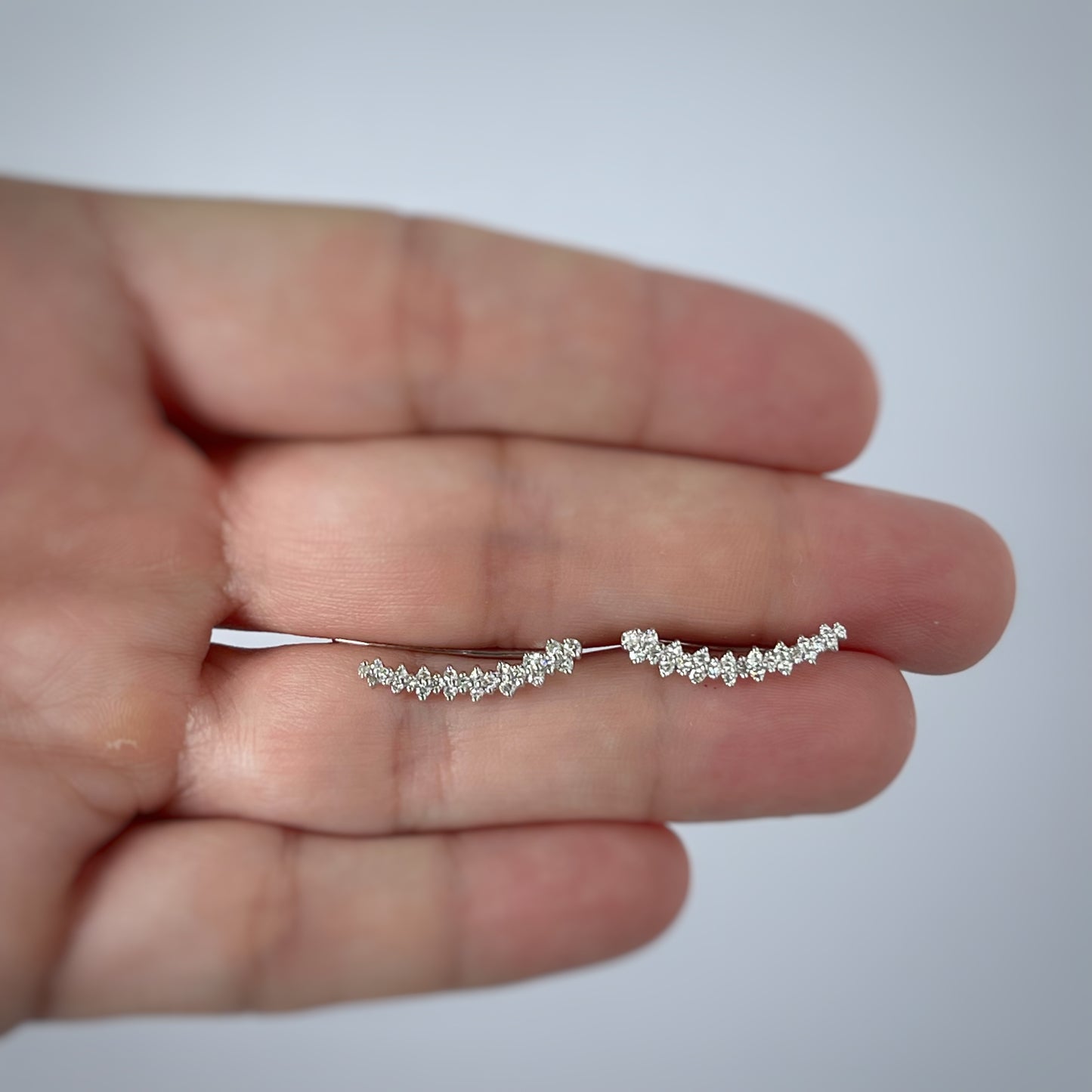 Aretes Crawler en oro blanco 10k y diamantes 0.25ctw