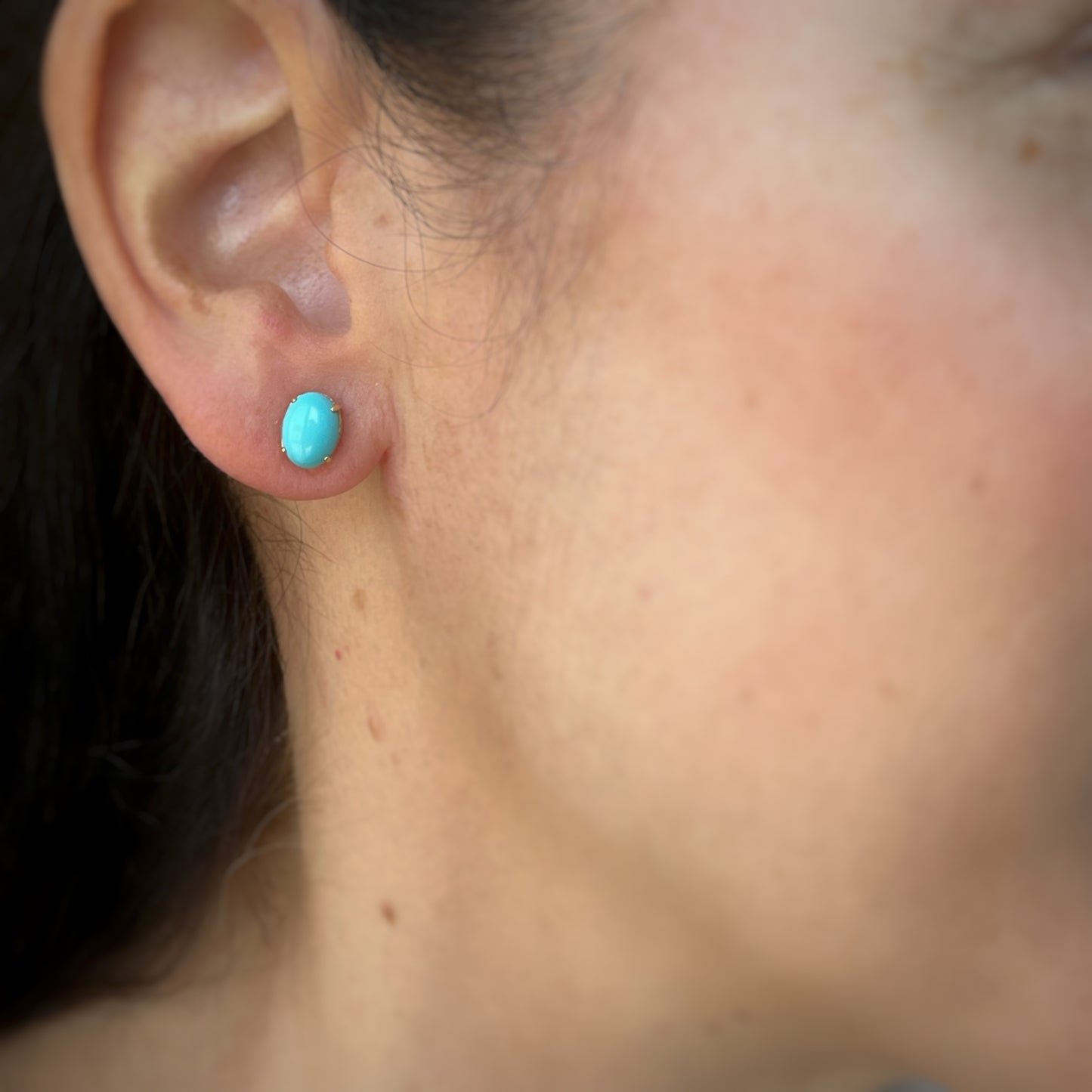 Aretes en oro amarillo 14k con turquesas ovaladas
