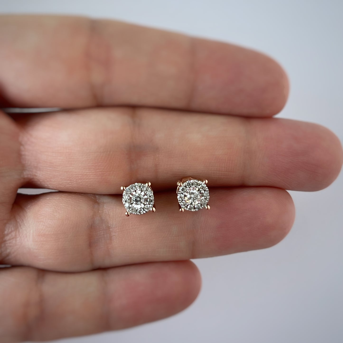 Aretes redondos de 0.25ctw de diamantes con halo en oro rosa de 10k