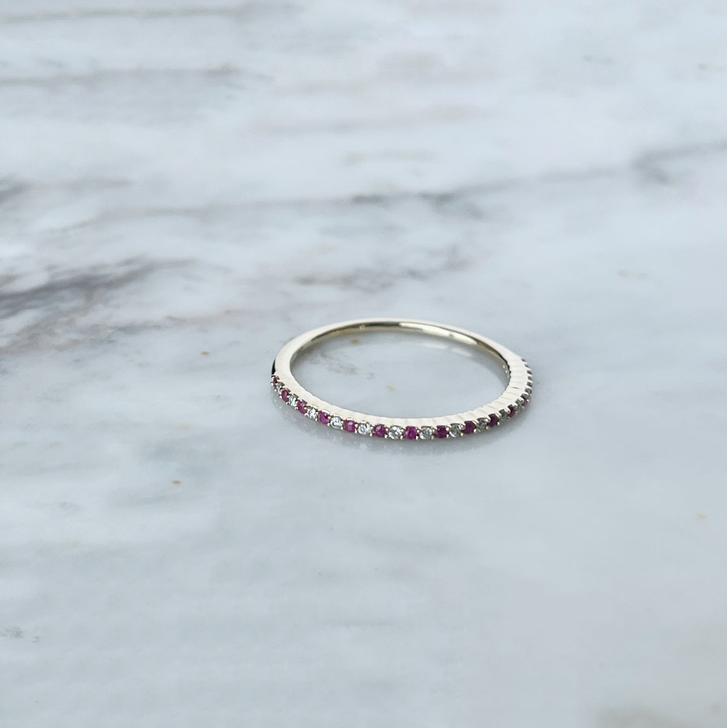 Anillo finito en oro amarillo de 14k con rubíes y diamantes 0.06ctw