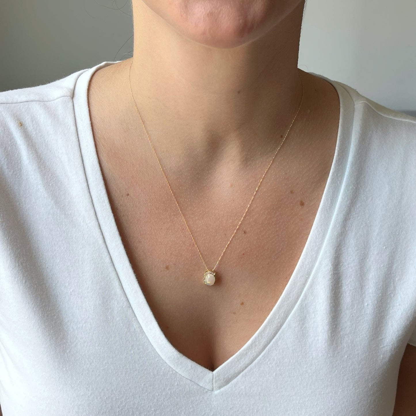Collar en oro amarillo 10k con dije de ópalo y diamantes 0.10ctw