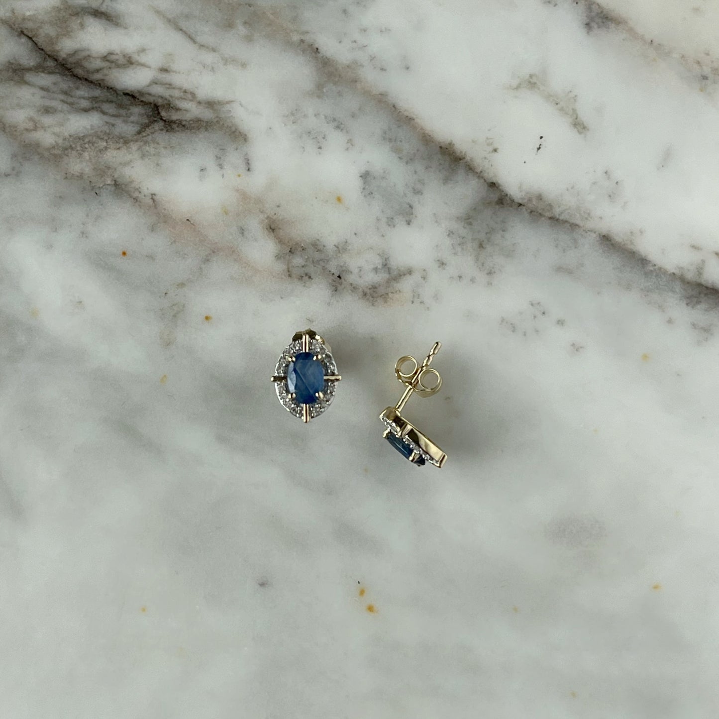 Aretes en oro amarillo 10k con zafiro y halo de diamantes 0.10ctw y líneas de oro