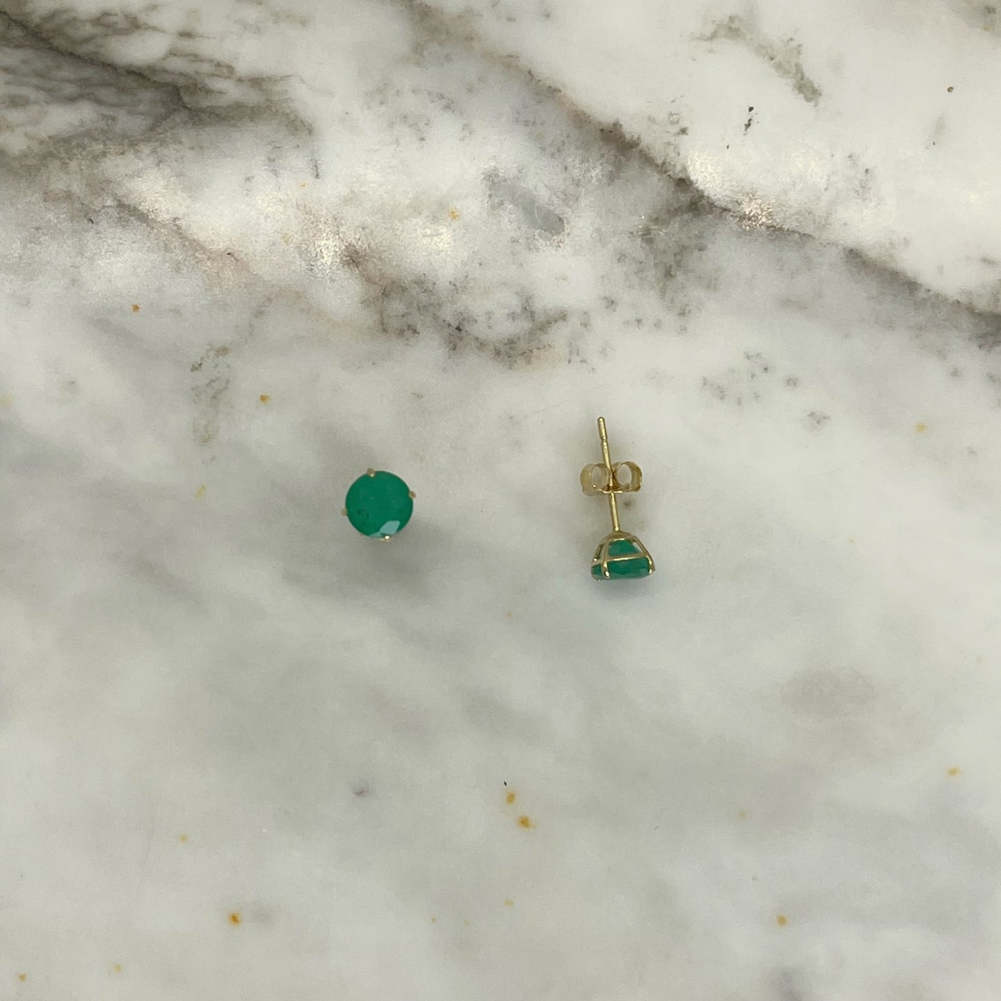 Aretes en oro amarillo 14k con esmeraldas redondas 5mm