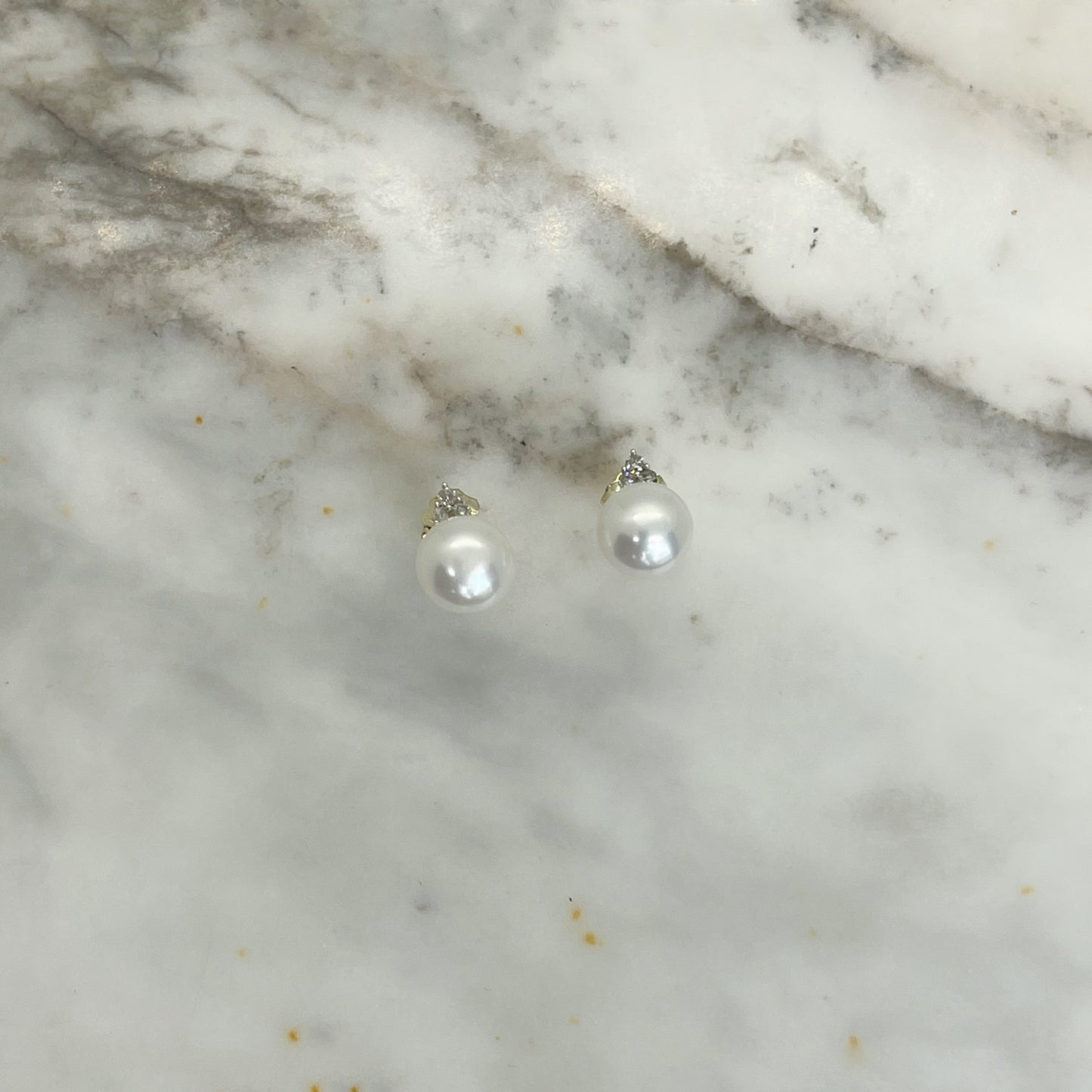 Aretes en oro 10k amarillo con perla y 3 diamantes 0.06ctw