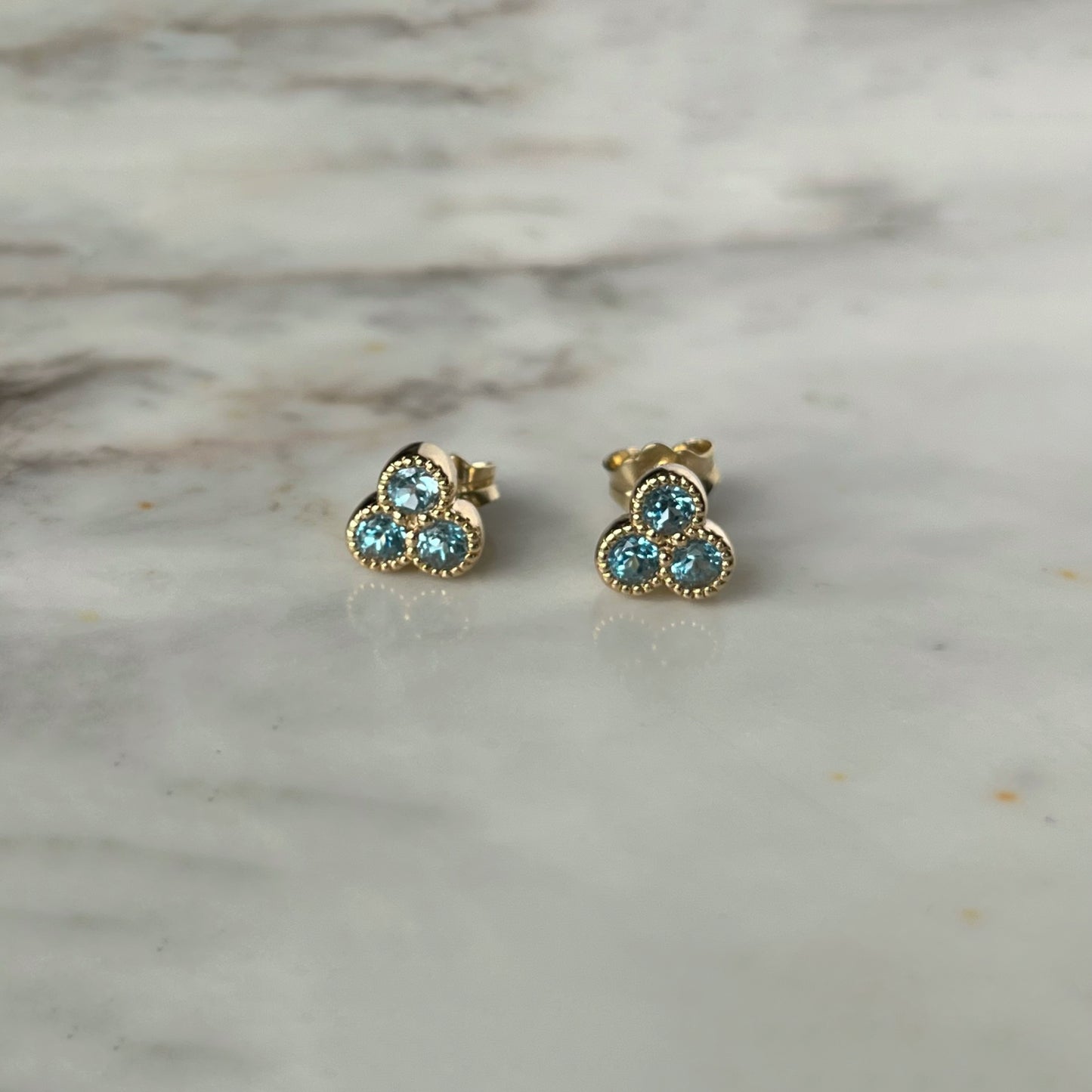 Aretes trio topacio azul en oro amarillo 14k