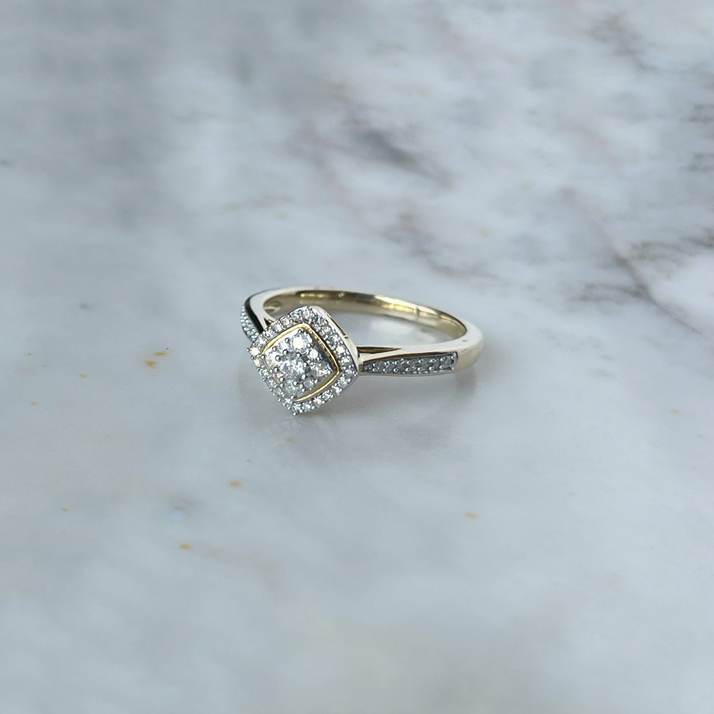 Anillo en oro amarillo 10k en forma de rombo con diamantes 0.25ctw