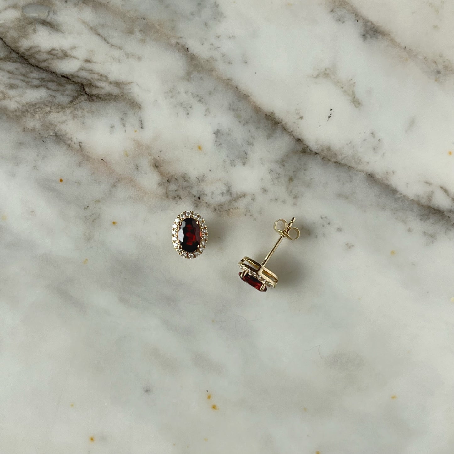 Aretes en oro amarillo 14K con granate y halo de diamantes 0.15ctw