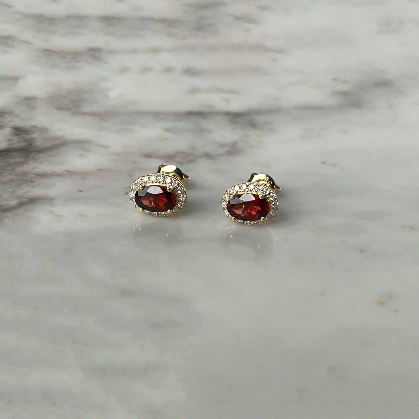 Aretes en oro amarillo 14K con granate y halo de diamantes 0.15ctw