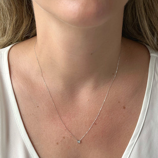 Collar en oro blanco 14k con diamante biselado 0.05ct