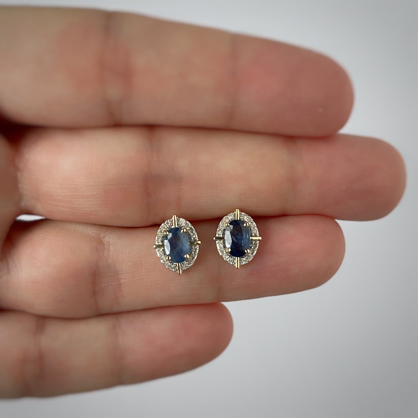 Aretes en oro amarillo 10k con zafiro y halo de diamantes 0.10ctw y líneas de oro