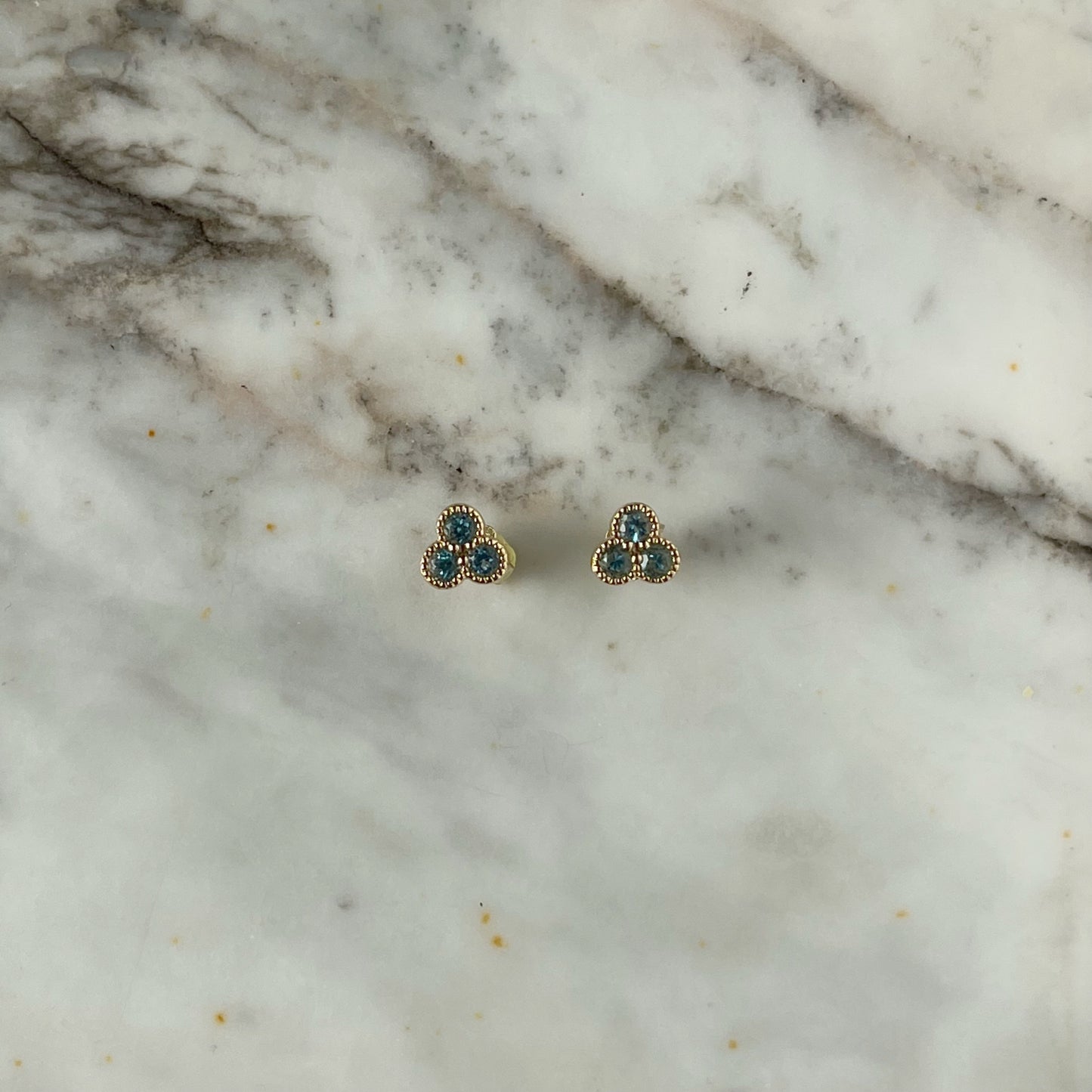 Aretes trio topacio azul en oro amarillo 14k