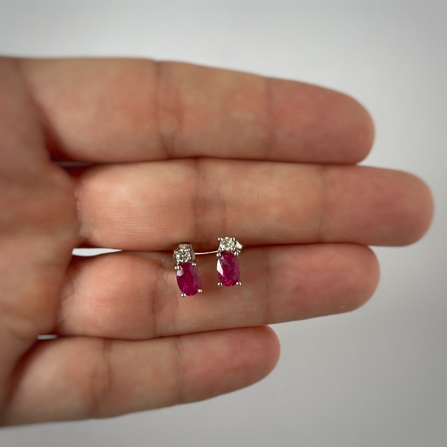 Aretes en oro blanco 10k rubí dos ctw y diamantes 0.10ctw