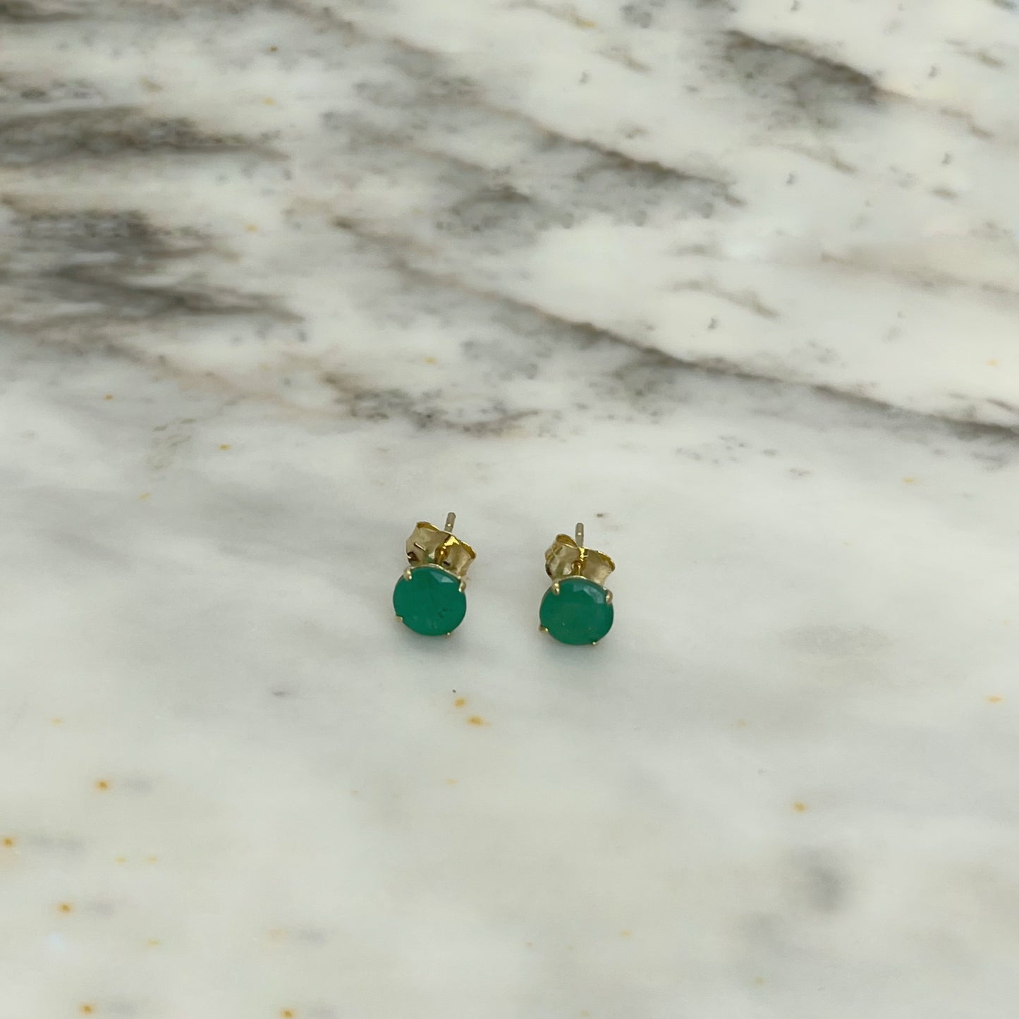 Aretes en oro amarillo 14k con esmeraldas redondas 5mm