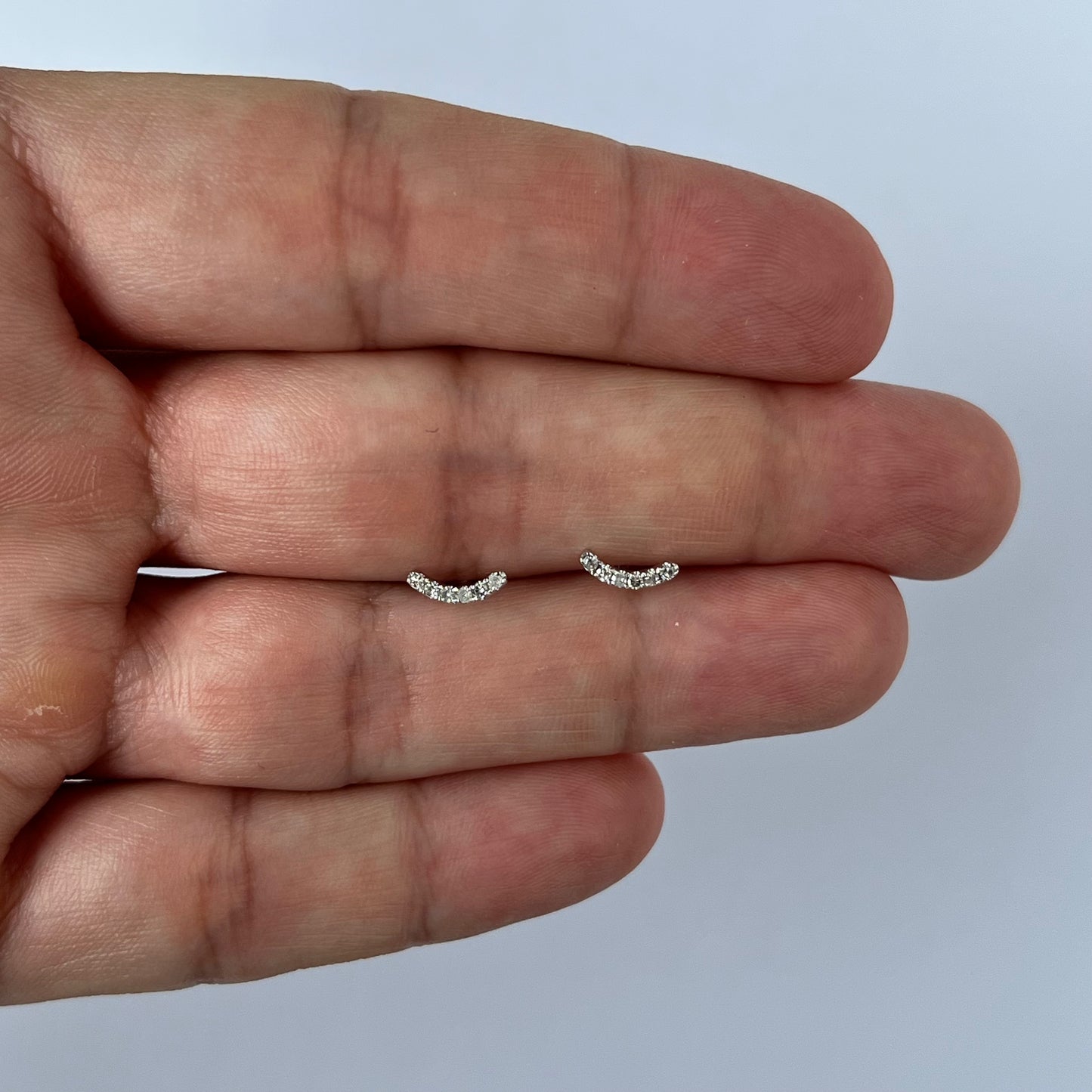 Aretes curva de diamantes en oro blanco 14k 0.05ctw
