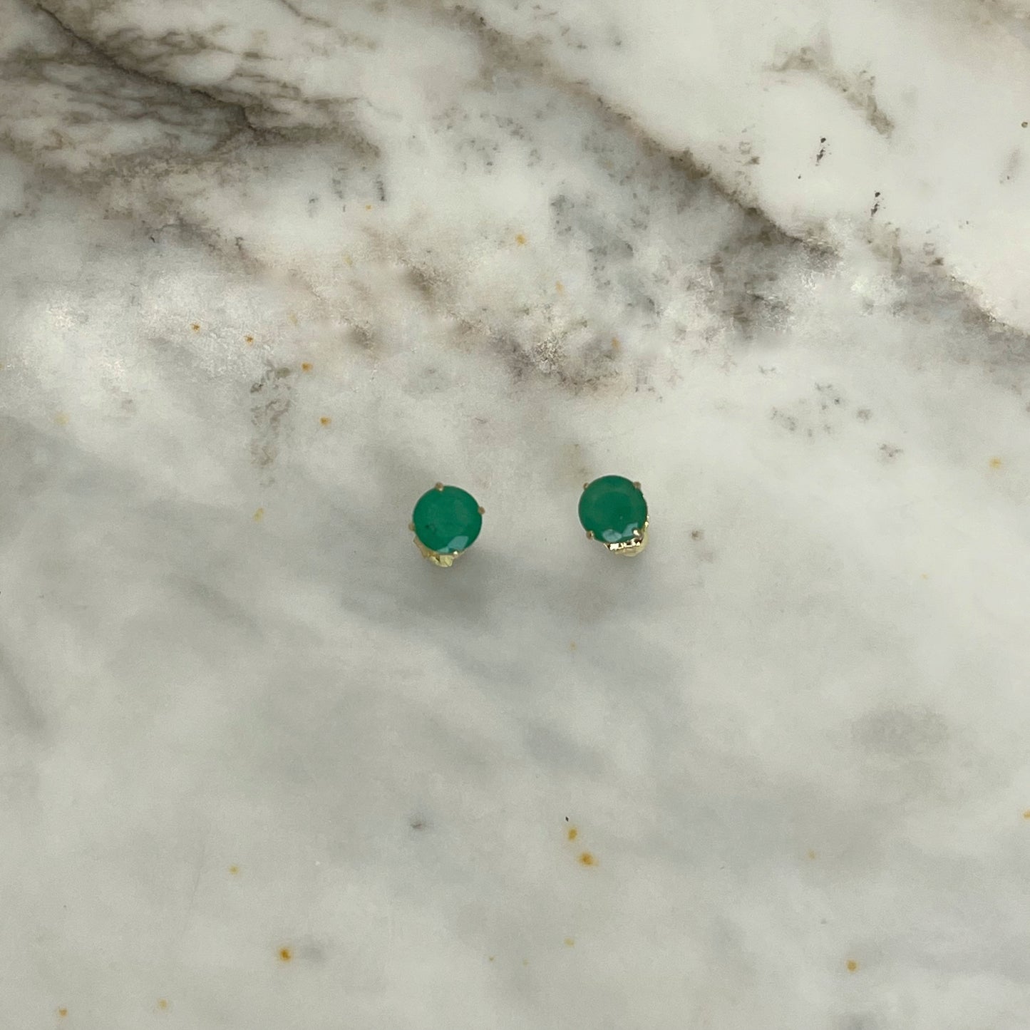 Aretes en oro amarillo 14k con esmeraldas redondas 5mm