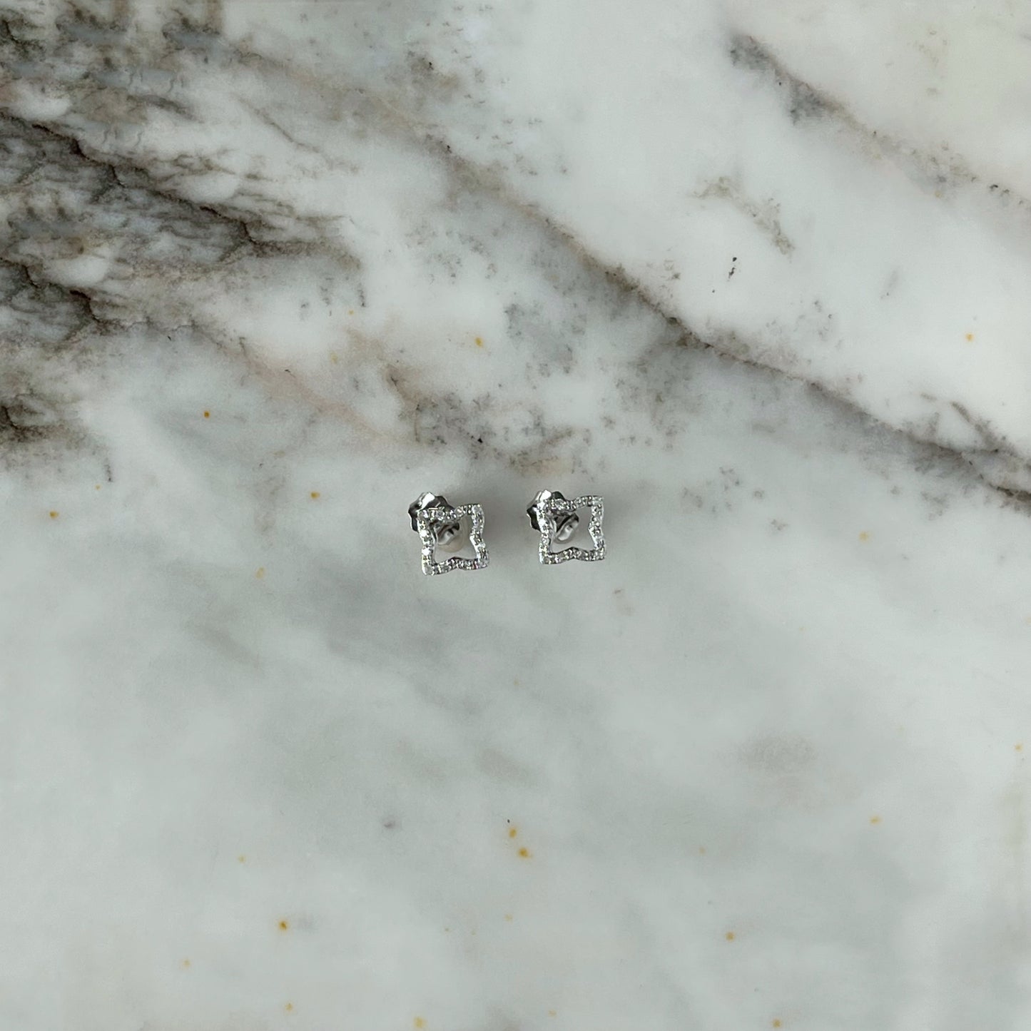 Aretes en oro blanco 14k flor de borde de diamantes 0.07ctw
